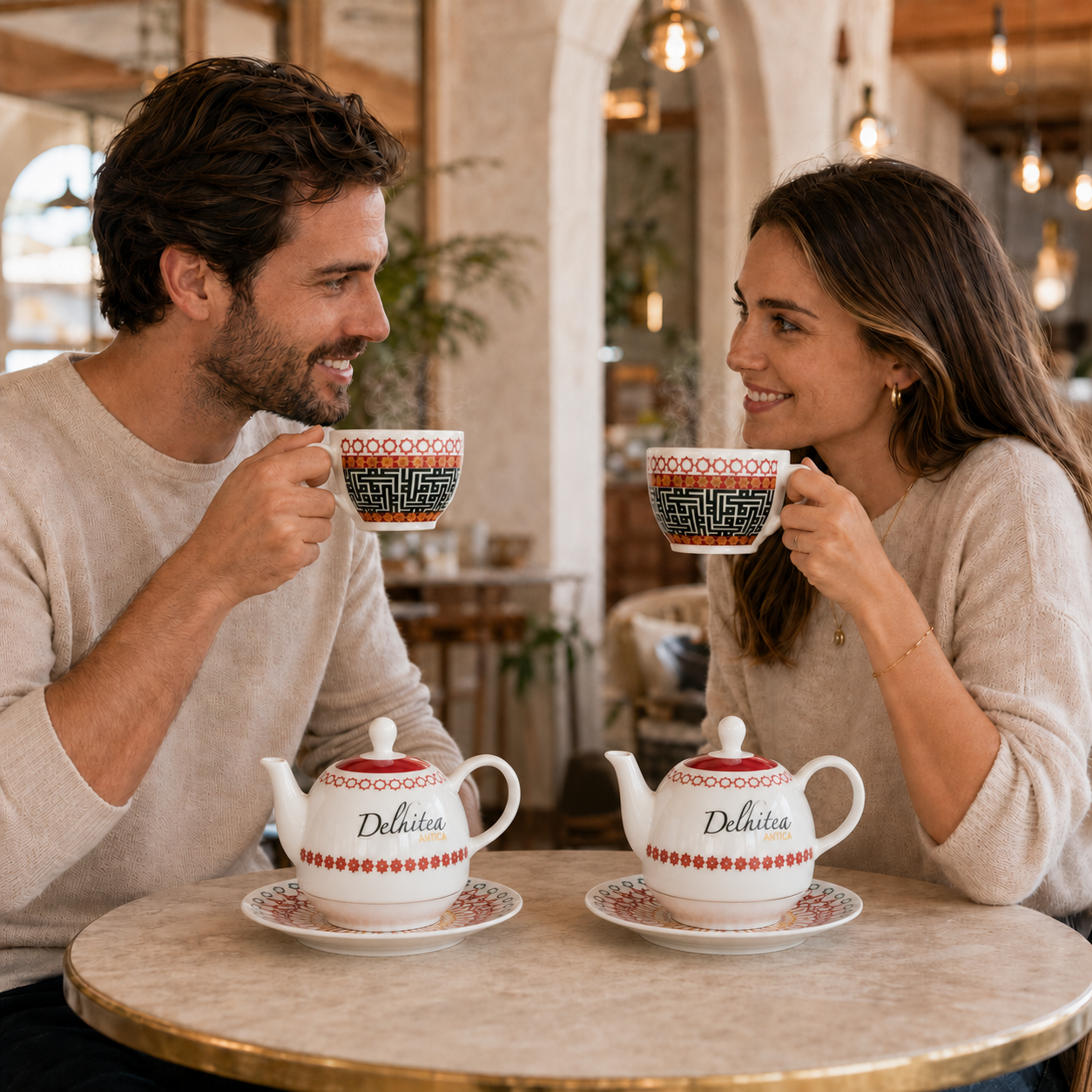 Pareja disfrutando de t&eacute; Delhitea servido en tetera en una cafeter&iacute;a