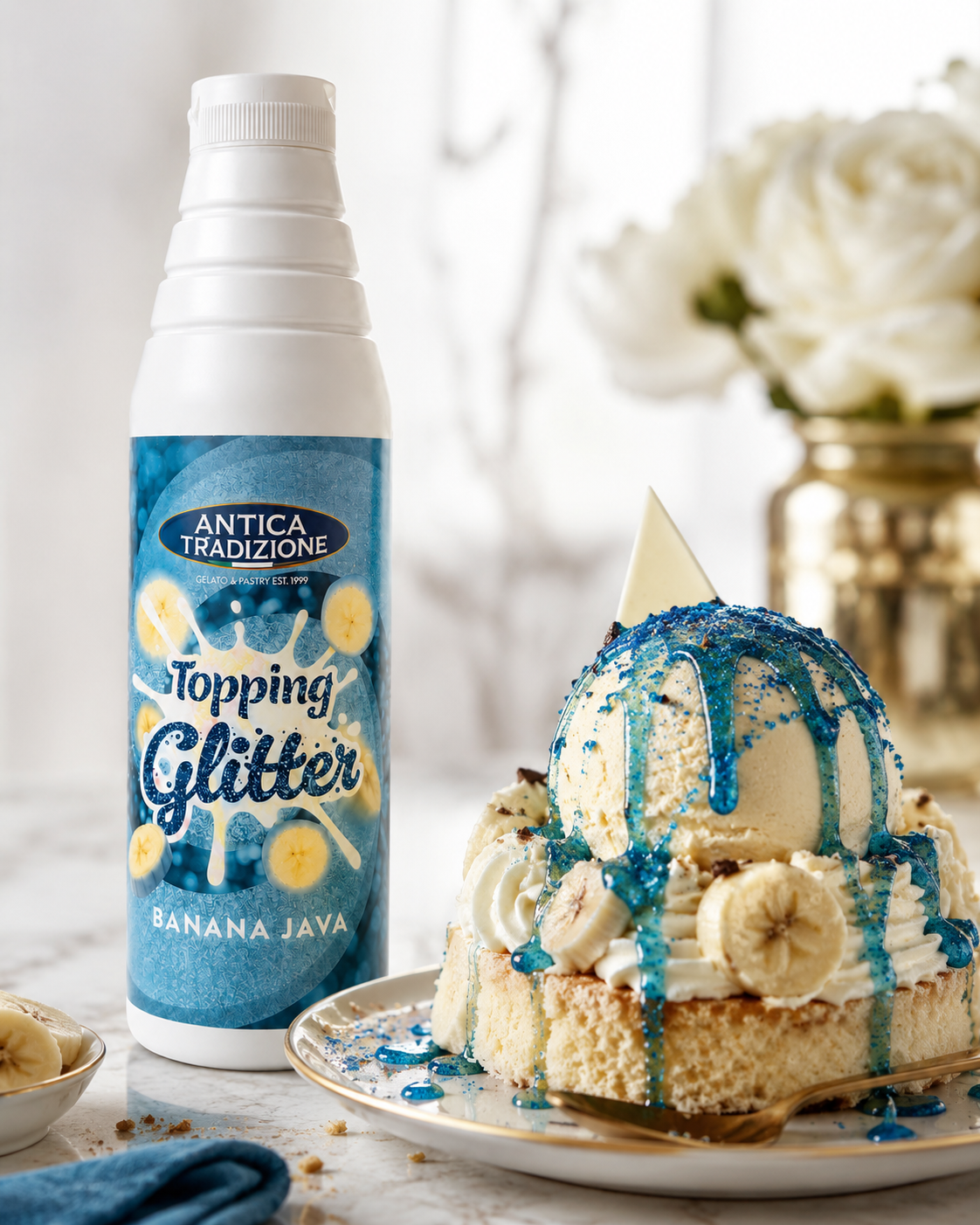 Crema Banana Java Glitter en botella de 1 litro aplicada sobre postre