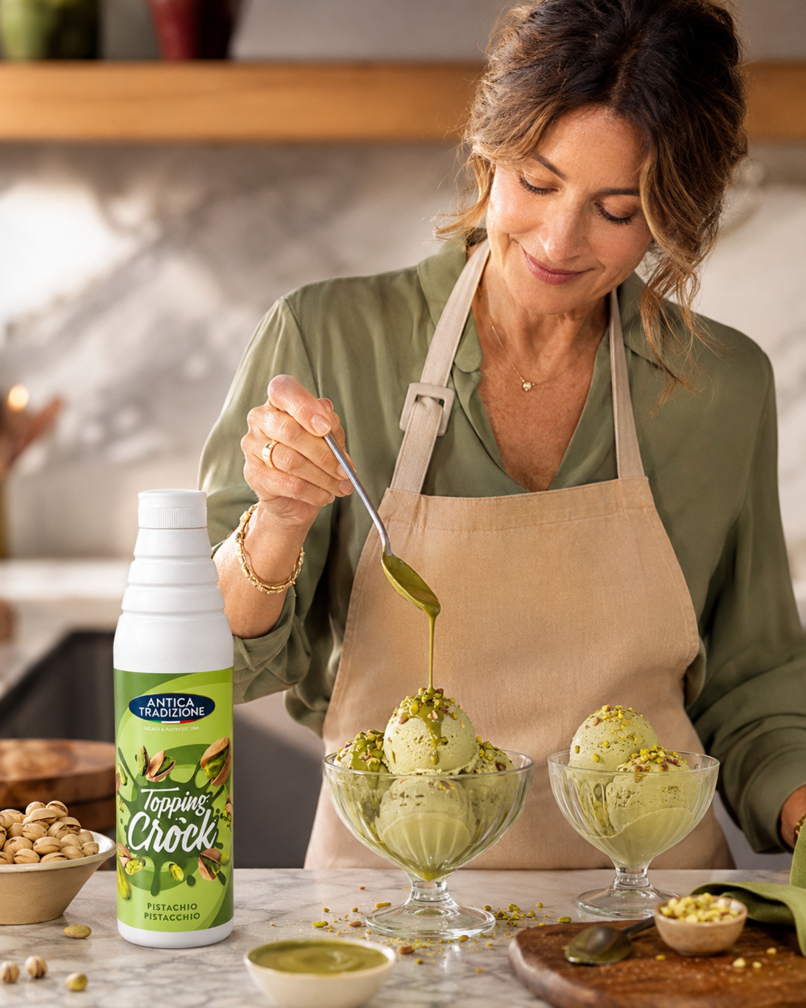 Crema de Pistacho en botella aplicada sobre helados